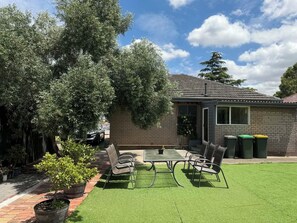 Outdoor dining - Charming 3-bedroom Home in Sunshine – Great location – Longer stay discount (Sunshine)