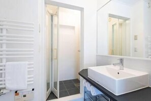 Hårtork, handdukar och toalettpapper