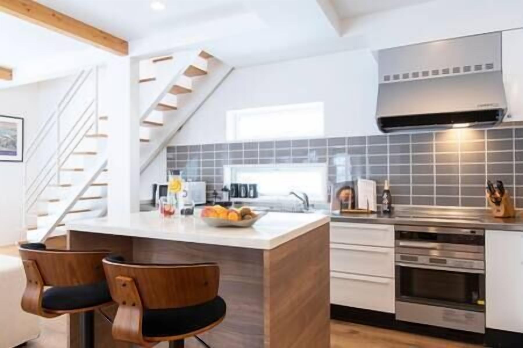 Réfrigérateur, lave-vaisselle, cafetière/bouilloire