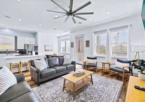 Smart-TV, Videospiele, Tischfußball, Stereoanlage