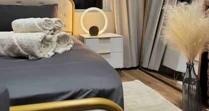 City View • KING bed • Free parking• Chic Escape