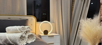 City View • KING bed • Free parking• Chic Escape