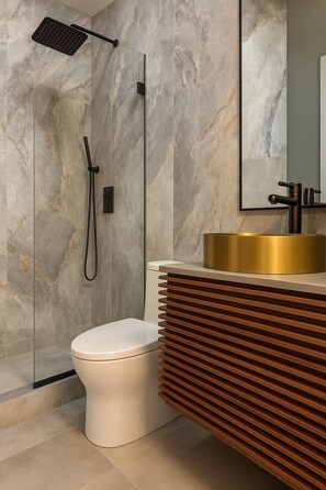 Chuveiro, toalhas de banho, sabonete, papel higiênico