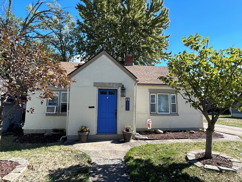 4 minute walk to the lake. 4 bed/2 full bath house. 1 mile to Jet Express