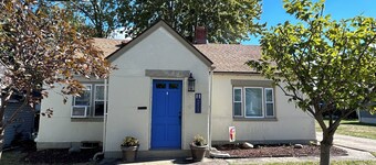 4 minute walk to the lake. 4 bed/2 full bath house. 1 mile to Jet Express