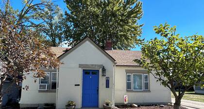 4 minute walk to the lake. 4 bed/2 full bath house. 1 mile to Jet Express