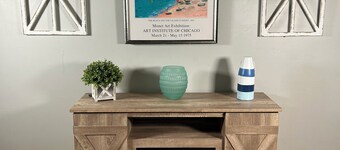 4 minute walk to the lake. 4 bed/2 full bath house. 1 mile to Jet Express