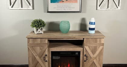 4 minute walk to the lake. 4 bed/2 full bath house. 1 mile to Jet Express