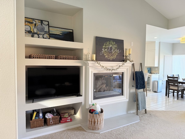 Smart TV, fireplace, video games - 3-bedroom house with a pool in Palm Desert in the gated community of Whitehawk (Palm Desert)