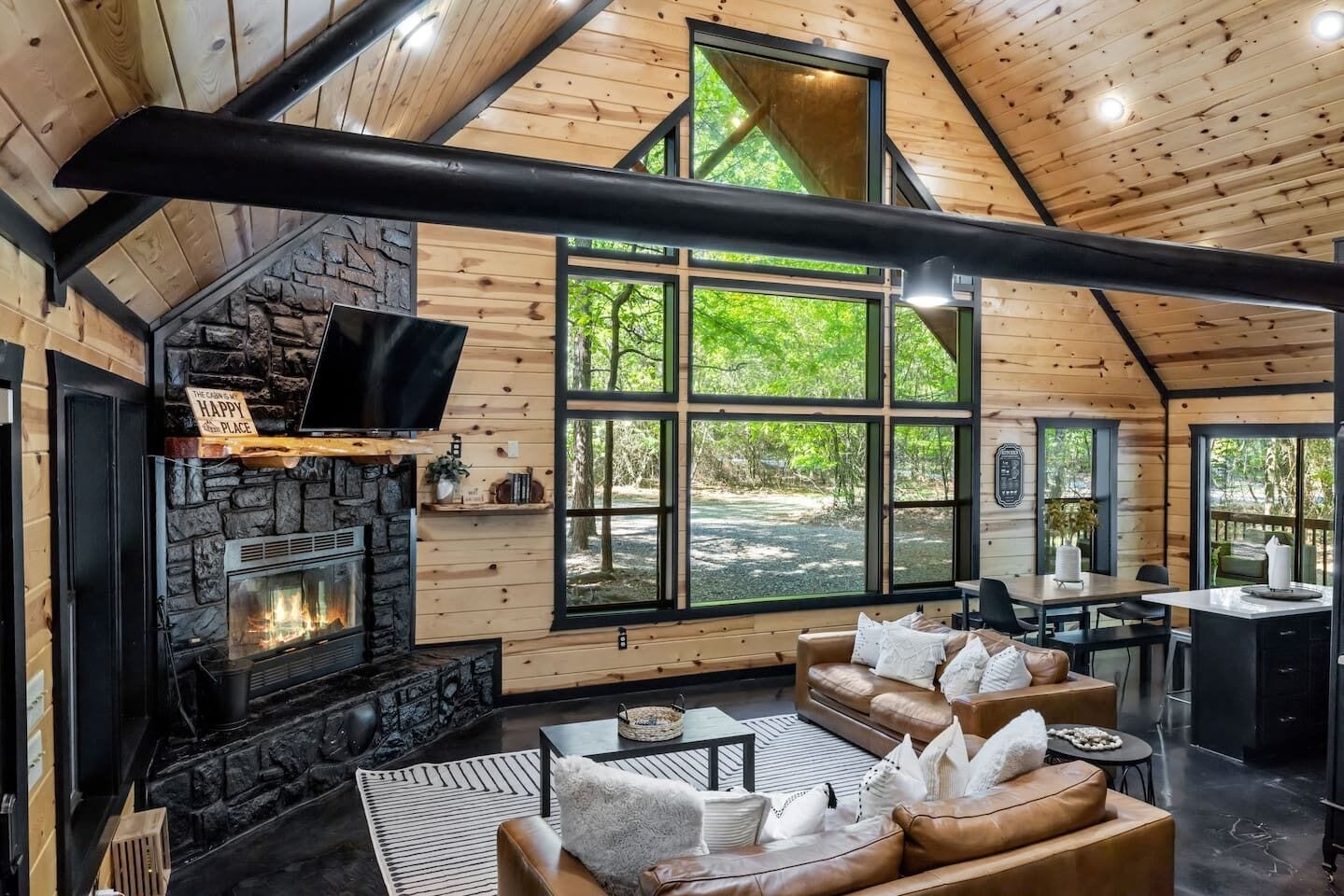 スマートテレビ、暖炉、テーブルサッカー台