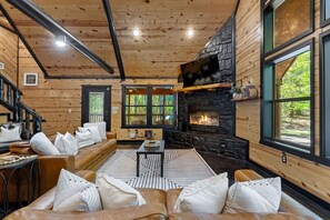 Una Smart TV, una chimenea, un futbolín
