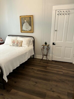 2 عدّة غرف نوم ومكواة/لوح كي وواي فاي وملاءات أسرّة