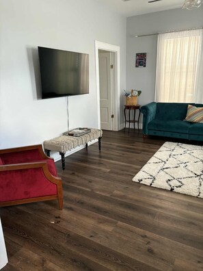 TV - Charming 2-bedroom house in Galveston 5 minutes from the beach (Galveston)