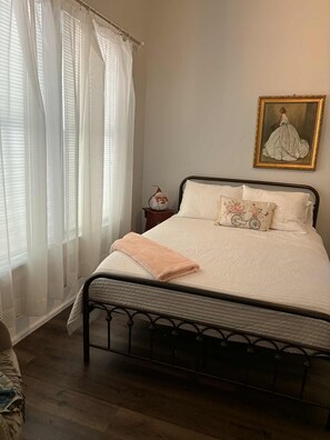 2 bedrooms, iron/ironing board, WiFi, bed sheets - Charming 2-bedroom house in Galveston 5 minutes from the beach (Galveston)