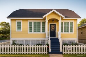 Exterior - Charming 2-bedroom house in Galveston 5 minutes from the beach (Galveston)