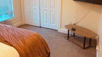 1 slaapkamer, een strijkplank/strijkijzer, wifi, beddengoed