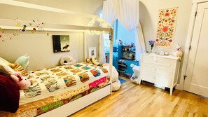 5 bedrooms, iron/ironing board, WiFi, bed sheets