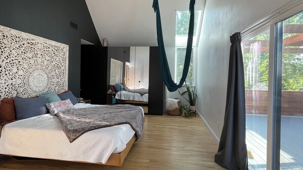 5 bedrooms, iron/ironing board, WiFi, bed sheets