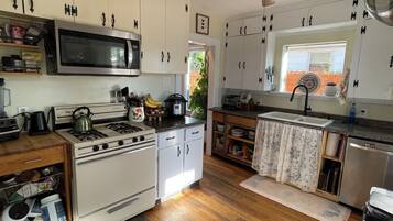 Een microgolfoven, een oven, een kookplaat, een vaatwasser