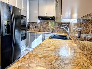 冷蔵庫、電子レンジ、オーブン、コンロ