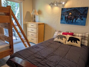 4 室のベッドルーム、旅行用ベビーベッド、WiFi (無料)、ベッドシーツ