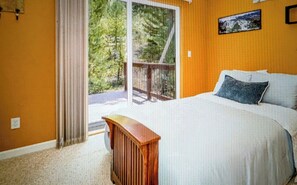 4 bedrooms, travel crib, free WiFi, bed sheets