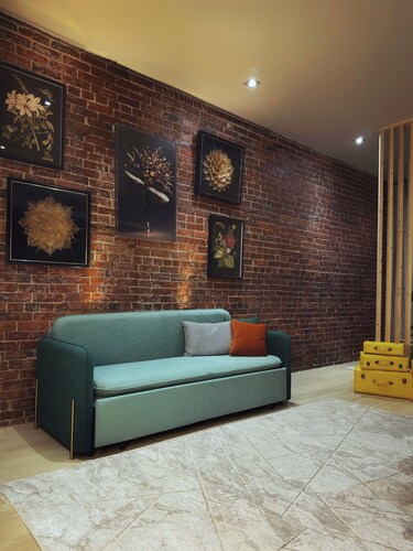 KING bed • Free Parking • Hideaway