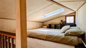 2 bedrooms, desk, WiFi, bed sheets