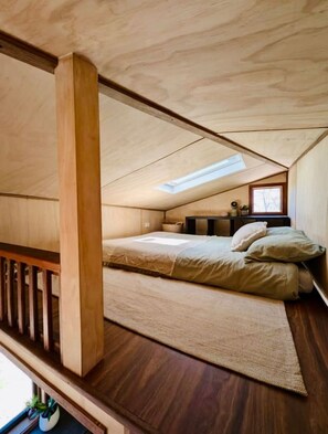 2 bedrooms, desk, WiFi, bed sheets