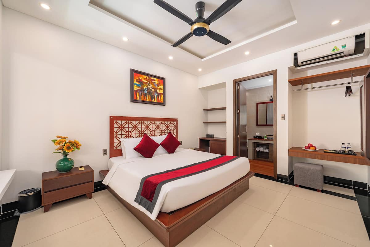 Habitación Deluxe doble, 1 cama de matrimonio grande, acceso a la piscina, vistas a la piscina | Ropa de cama de alta calidad, minibar, caja fuerte