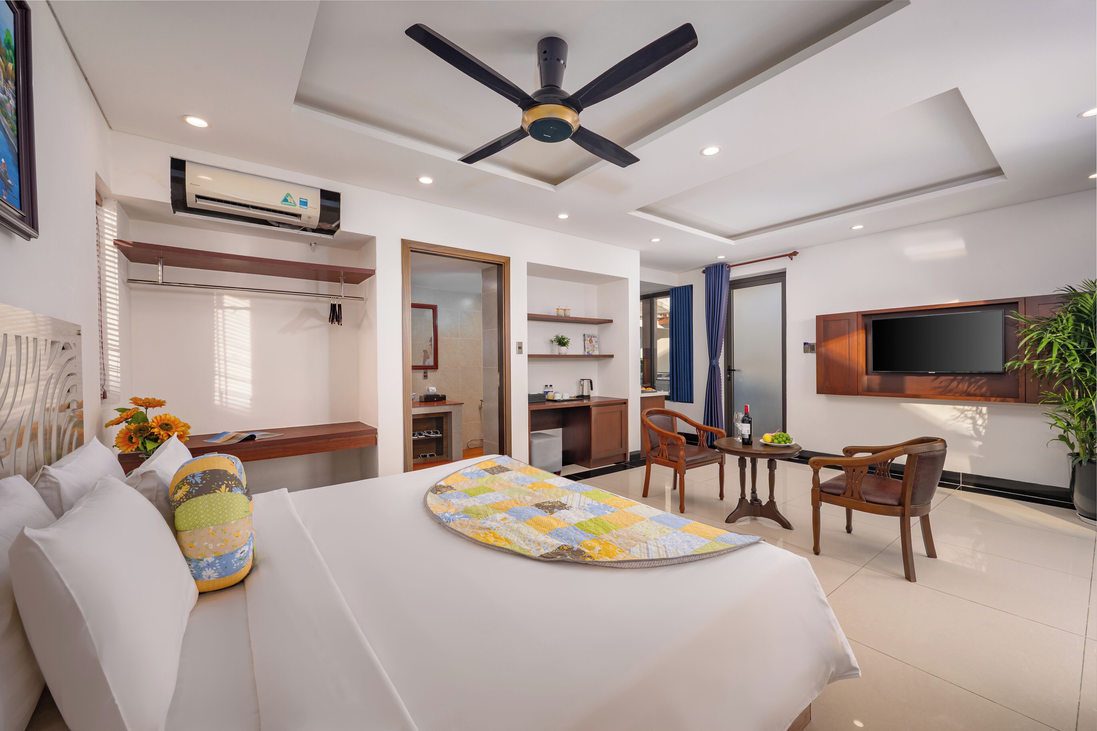 Quadrupla familiare, patio, vista fiume | Biancheria da letto di alta qualità, minibar, una cassaforte in camera