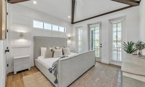 6 bedrooms, free WiFi, bed sheets - Gorgeous canal front home on Anna Maria! (Anna Maria)
