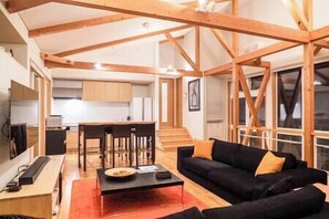 DVD player, books - Casi67 East by Elite Havens (Kutchan)