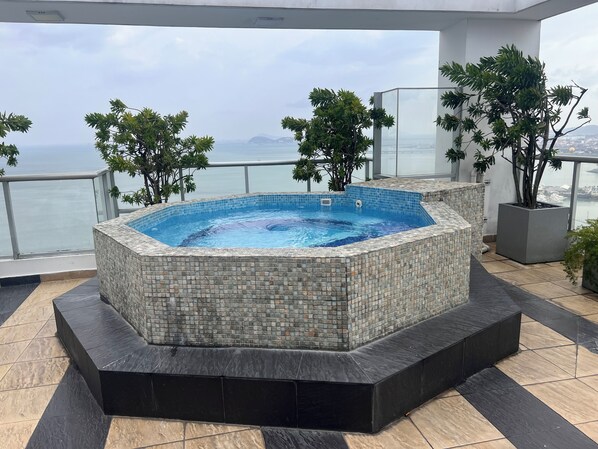 Outdoor spa tub