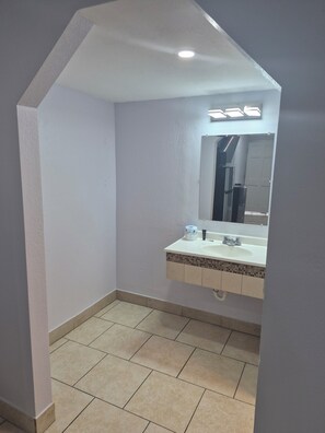 Muebles diferentes, escritorio y espacio para trabajar con laptop 