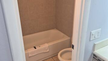 Suihkun ja ammeen yhdistelmä, pyyhkeet, saippua, vessapaperi