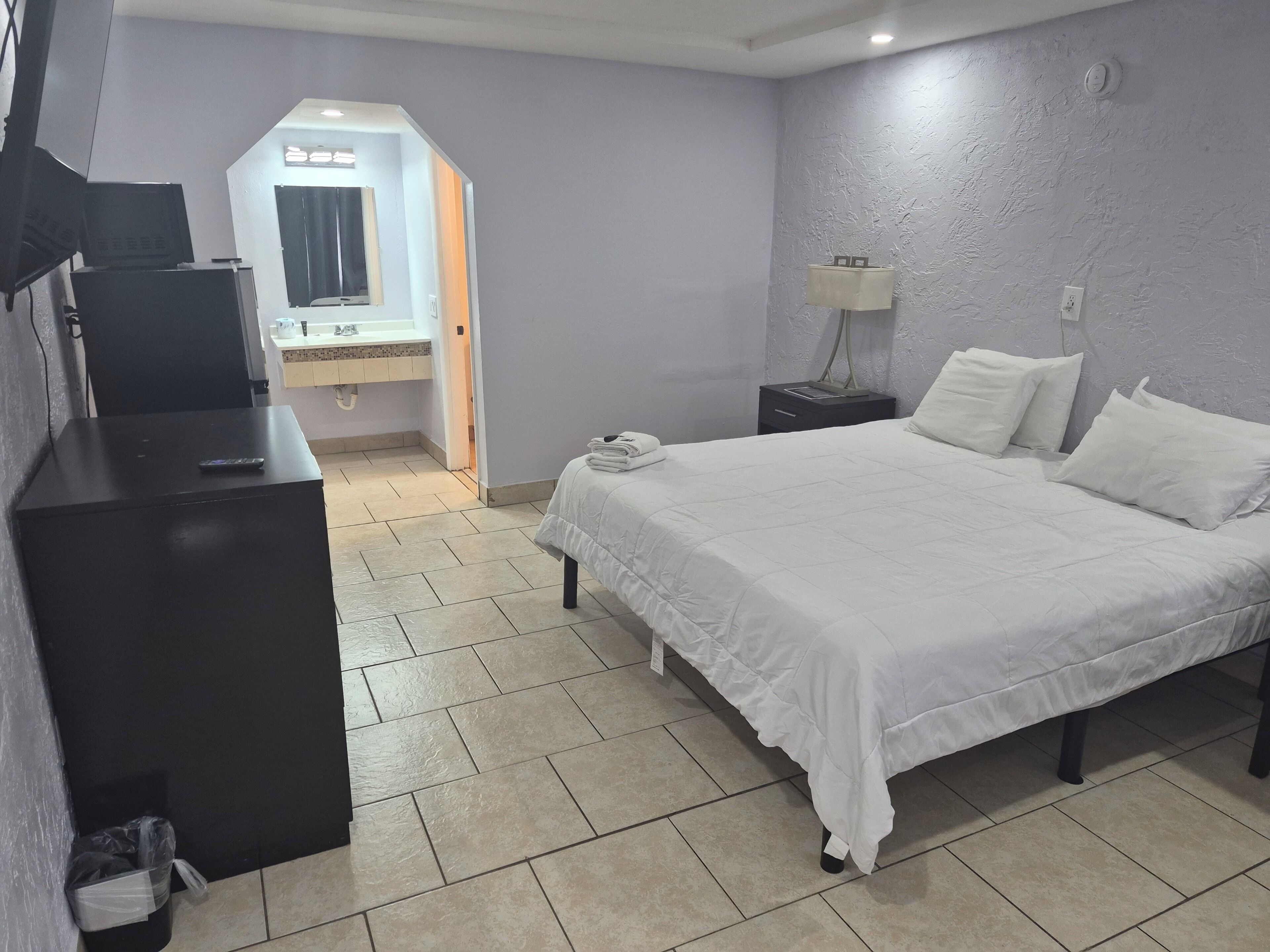 Muebles diferentes, escritorio y espacio para trabajar con laptop 