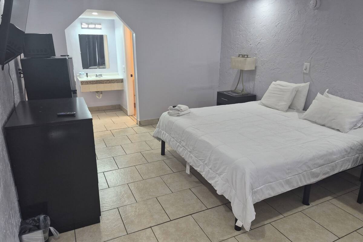 Muebles diferentes, escritorio y espacio para trabajar con laptop