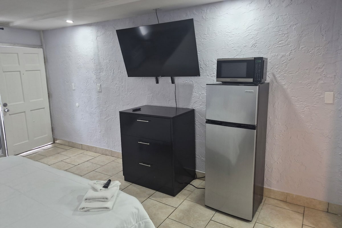 Unika möbler, skrivbord, arbetsyta för laptop och gratis wi-fi