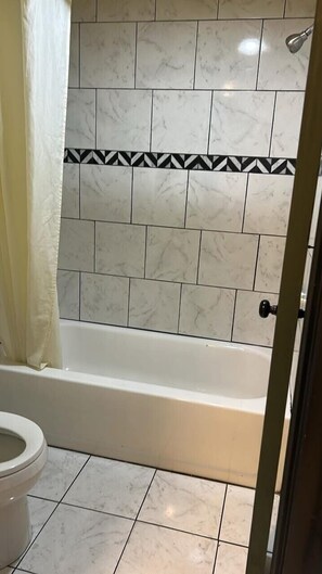 Vòi sen/bồn tắm kết hợp, khăn tắm, xà phòng, giấy vệ sinh 