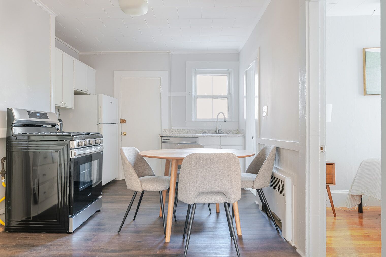 Kjøleskap, mikrobølgeovn, ovn og oppvaskmaskin