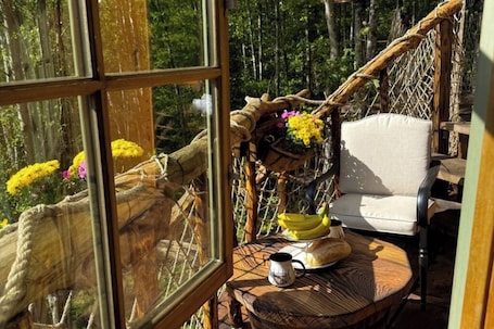 Property grounds. Charming TREEHOUSE in remote location