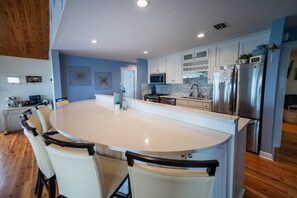 Kylskåp, mikrovågsugn, ugn och spishäll