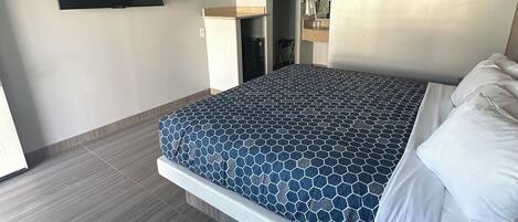 Habitación individual, 1 cama King size, para no fumadores | Baño | Regadera, toallas, jabón, shampoo