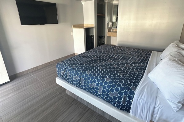 Single Room, 1 King Bed, Non Smoking | Bathroom | Shower, towels, soap, shampoo