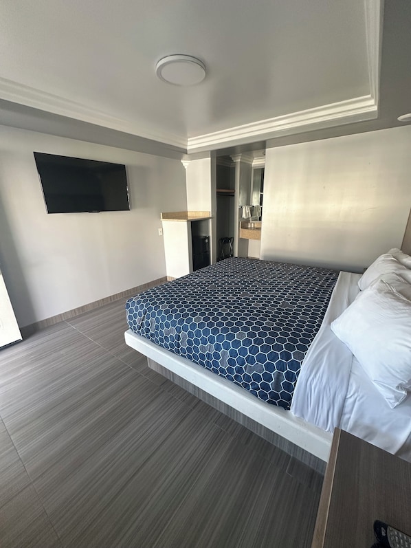 Single Room, 1 King Bed, Non Smoking | Bathroom | Shower, towels, soap, shampoo