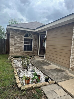Exterior detail - Family-Friendly 2Bedroom/2Bathroom Getaway Close to Theme Parks, UTSA, & Dining. (San Antonio)