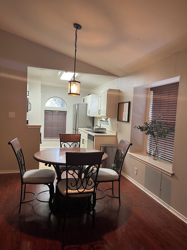 Dining - Family-Friendly 2Bedroom/2Bathroom Getaway Close to Theme Parks, UTSA, & Dining. (San Antonio)