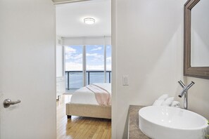 2 bedrooms, iron/ironing board, WiFi