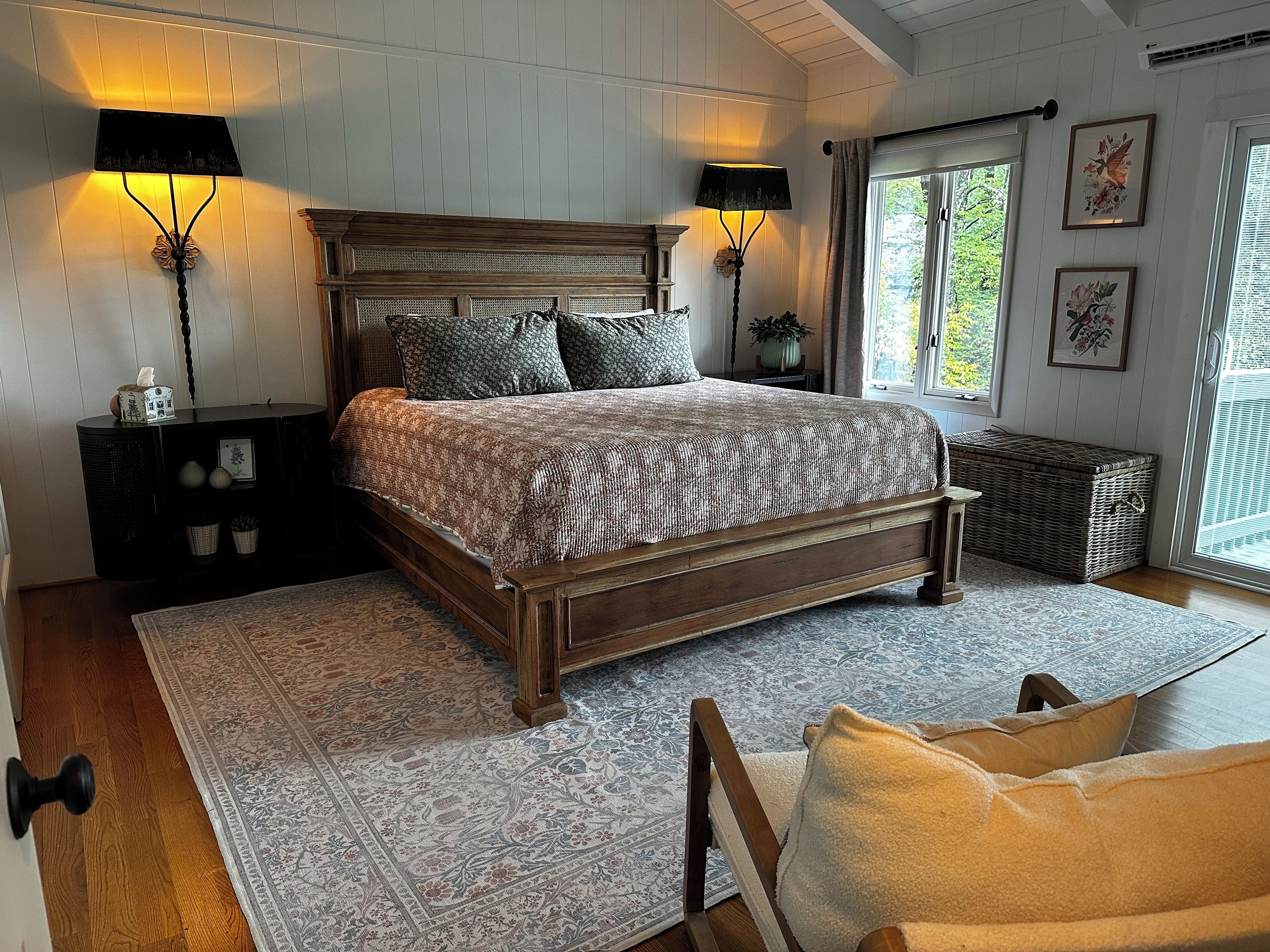 4 dormitorios, escritorio, tabla de planchar con plancha y cuna de viaje